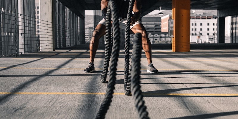 足球经理在办公室分析球员数据的场景